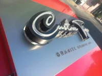 Letrero luminoso 3D en acabado metálico sobre panel de acero inoxidable en Ciudad de México