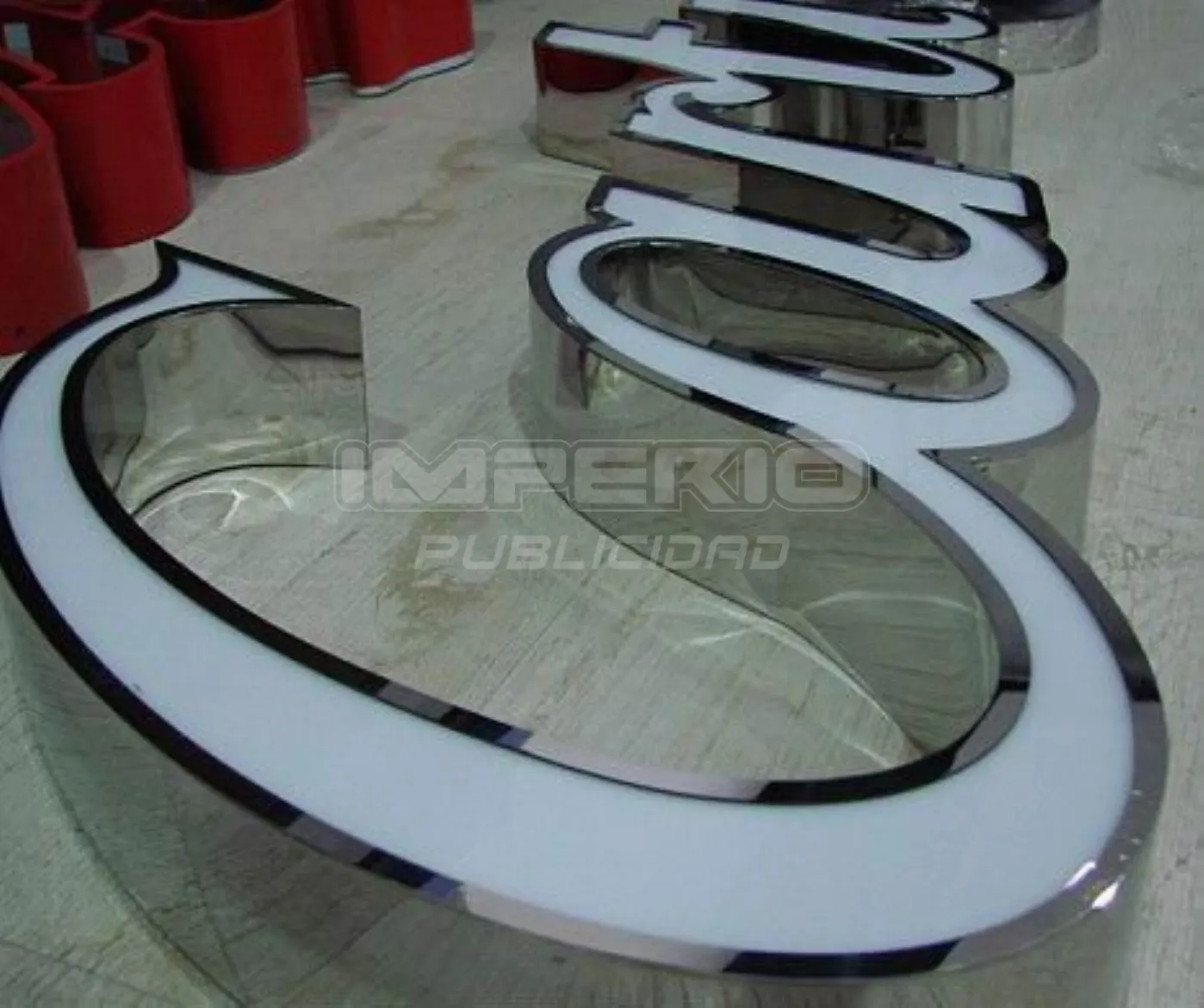 Letras 3D de acero inoxidable con frente acrílico e iluminación LED (detalle en taller)