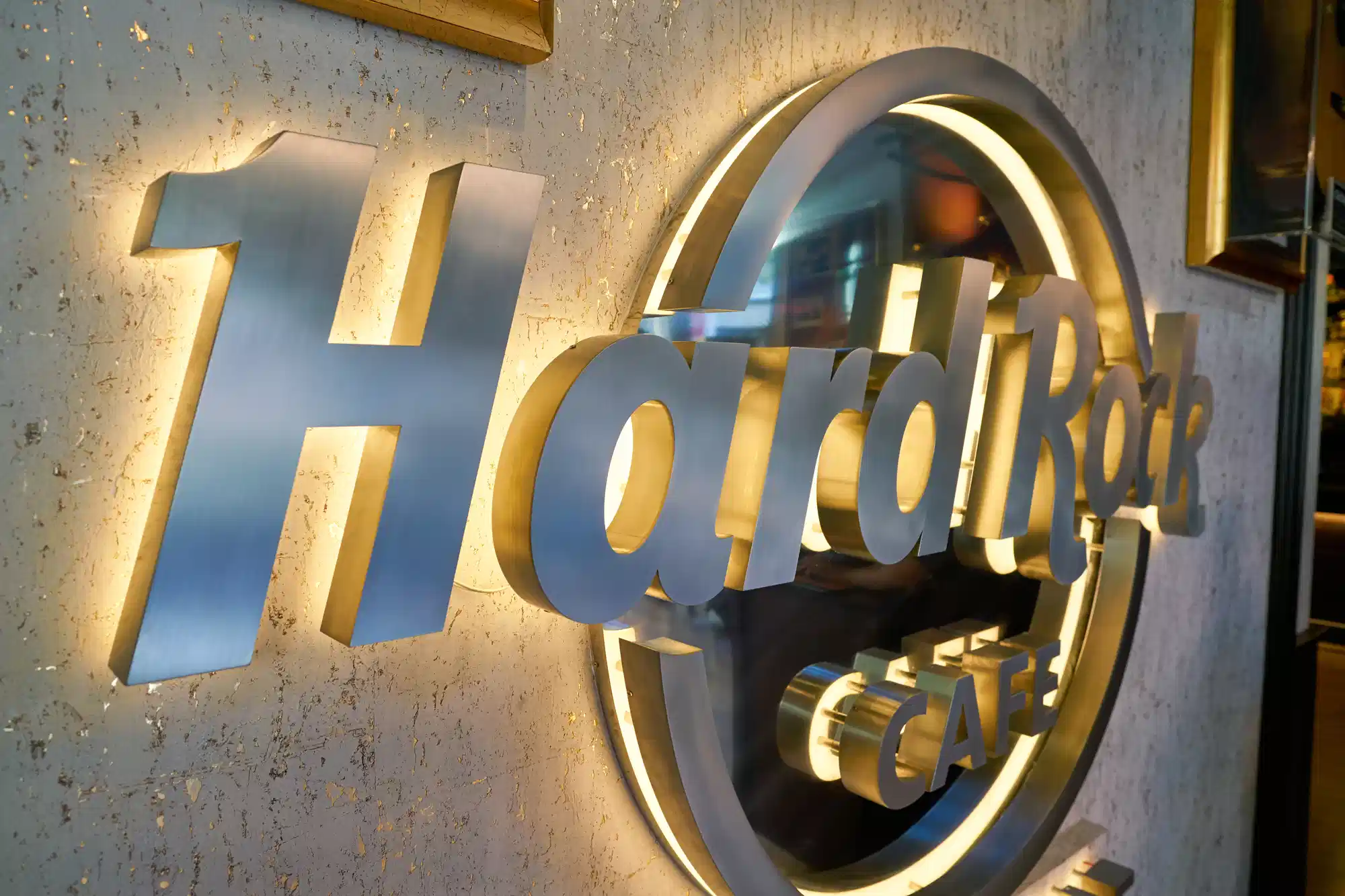 Anuncio luminoso 3D en acero inoxidable con iluminación LED cálida instalado en CDMX