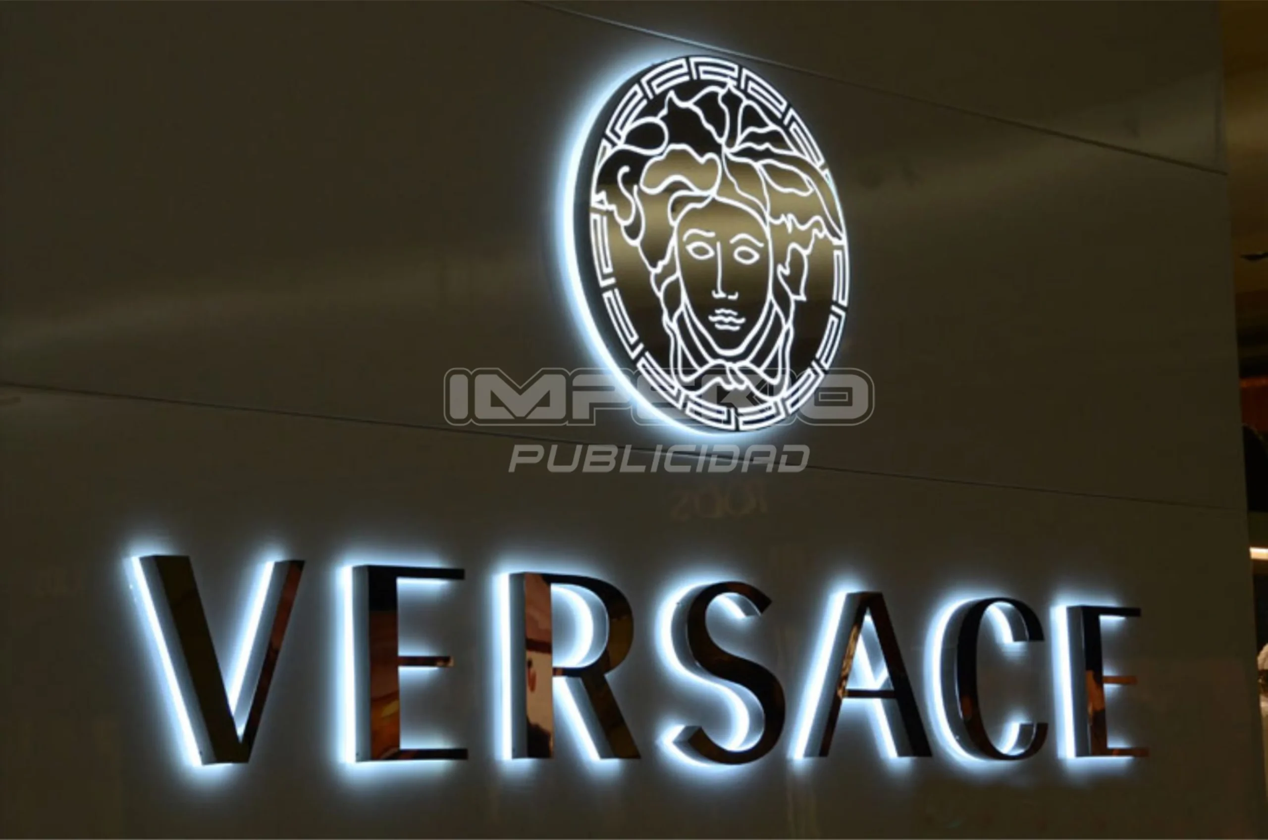 Letras 3D de acero inoxidable con iluminación trasera (efecto halo) en interior