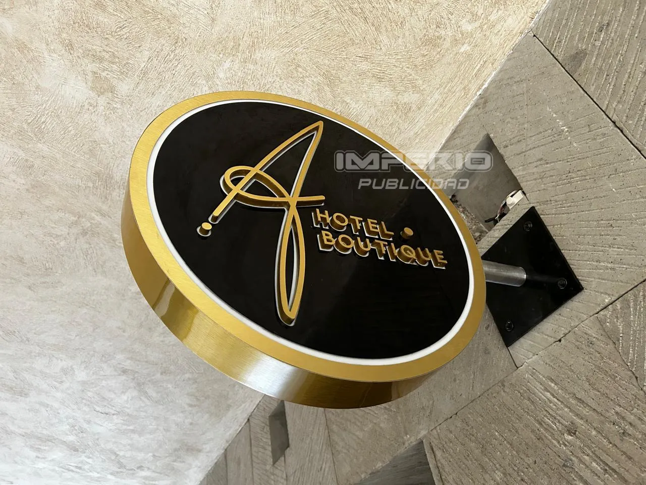 letreros-luminosos-acrilico-aluminio-ciudad-de-mexico Letrero luminoso circular en acrílico y aluminio acabado dorado Ciudad de México