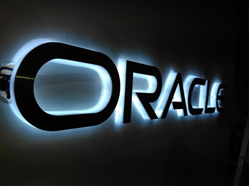 anuncio-luminoso-acero-inoxidable-led-blanco-oracle-cdmx. Anuncio luminoso de acero inoxidable con iluminación LED blanca tipo halo instalado en muro