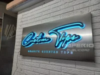 Anuncio luminoso 3D con luz LED RGB multicolor y acabado en acero cepillado, fabricado por Imperio Publicidad en Ciudad de México.