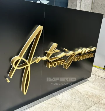 Anuncio luminoso 3D en aluminio dorado cepillado