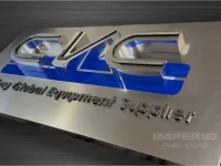 Detalle de fabricación de letrero 3D en acero cepillado con logotipo CVC y fondo acrílico azul, realizado por Imperio Publicidad CDMX