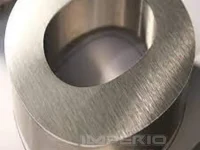 letra-3d-acero-inoxidable-acabado-cepillado-detalle-cdmx Detalle de letra 3D en acero inoxidable con acabado cepillado mostrando textura y brillo satinado