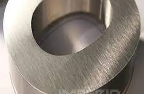 letra-3d-acero-inoxidable-acabado-cepillado-detalle-cdmx Detalle de letra 3D en acero inoxidable con acabado cepillado mostrando textura y brillo satinado