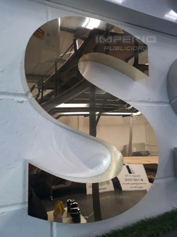 letra-3d-acero-inoxidable-espejo-oro-cdmx Letra 3D en acero inoxidable color oro espejo fabricada en CDMX, con acabado pulido de alto brillo ideal para interiores elegantes.