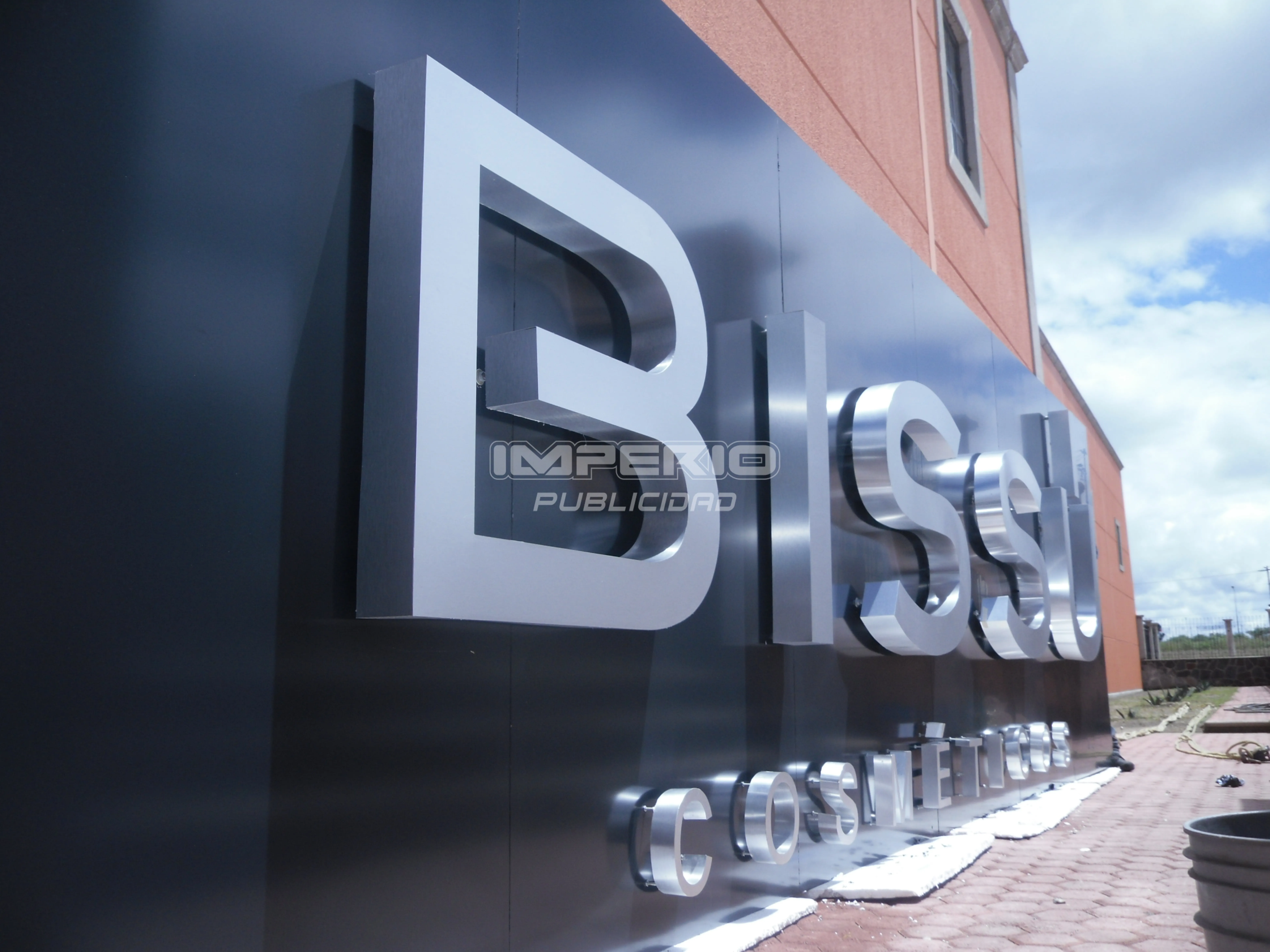 Letrero 3D de acero inoxidable de Bissú Cosméticos instalacion