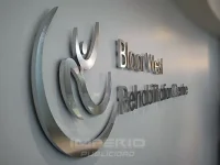 letras-3d-acero-inoxidable-acabado-satinado-interior-oficina-cdmx Logotipo y letras 3D de acero inoxidable satinado instaladas en pared interior de oficina CDMX