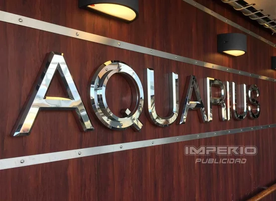 letras-3d-acero-inoxidable-logotipos-cdmx Letras 3D de acero inoxidable con acabado espejo sobre muro de madera en CDMX