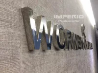 letras-3d-acero-inoxidable-pulido-espejo-oficinas-cdmx Letras 3D de acero inoxidable pulido espejo instaladas en muro texturizado para oficina en CDMX