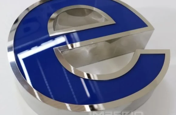 letras-3d-aluminio-acrilico-azul-cdmx Letra 3D fabricada en aluminio con frente de acrílico azul y acabado pulido espejo.