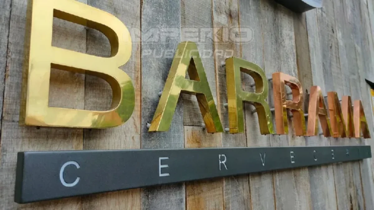 letras-3d-aluminio-oro-espejo-cdmx Letras 3D de aluminio color oro espejo instaladas sobre muro de madera