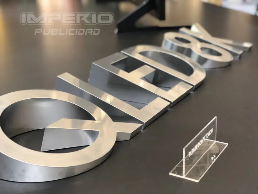 letras-3d-aluminio-pulido-cdmx Letras 3D de aluminio pulido color plata con acabado espejo, ideales para logotipos empresariales y recepciones en CDMX.