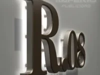 letras-3d-anuncios-luminosos-cdmx Letra 3D metálica con luz blanca posterior montada en muro, fabricada en CDMX.