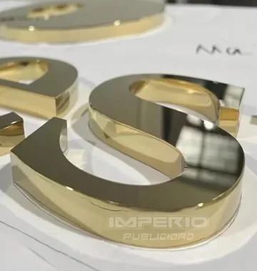 Letras 3D de aluminio dorado espejo fabricadas en CDMX.