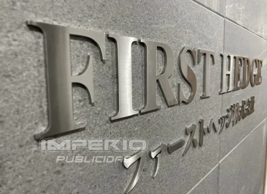 letras-acero-inoxidable-para-oficinas-cdmx Letras de acero inoxidable instaladas en muro de oficina corporativa en CDMX