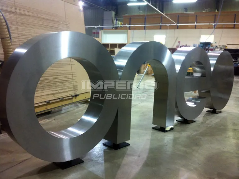 letras-monumentales-3d-acero-inoxidable-acabado-cepillado-cdmx Letras monumentales 3D en acero inoxidable con acabado cepillado fabricadas en taller de CDMX