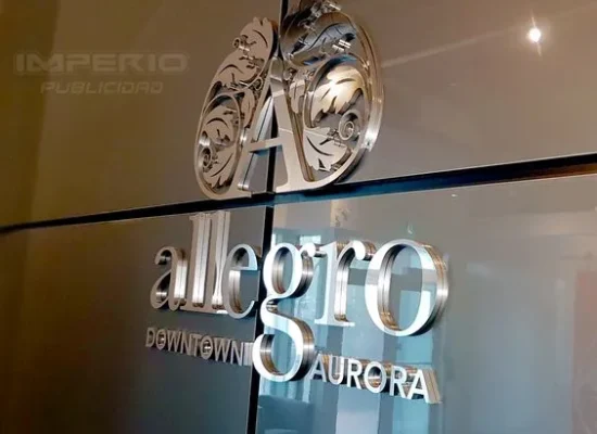 letrero-acero-inoxidable-interior-allegro-cdmx Letrero en acero inoxidable Allegro instalado en interior corporativo CDMX