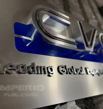 Letrero 3D de acero inoxidable con detalles en acrílico azul fabricado en CDMX.