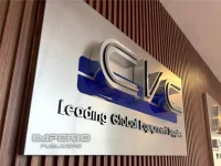 Letrero 3D de acrílico y acero cepillado con logotipo corporativo montado en pared de madera, fabricado por Imperio Publicidad CDMX.