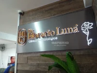 Letrero 3D para negocio en acero inoxidable color dorado con luz LED blanca instalado en Ciudad de México.