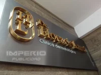 Letrero 3D en Aluminio dorado espejo y Acero cepillado gris humo fabricado en cdmx.