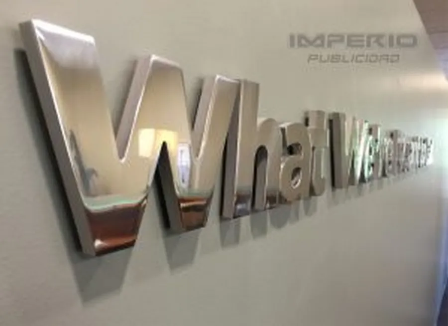 logotipos-3d-de-acero-inoxidable-05-300x218 Letras 3D de acero inoxidable pulido instaladas en muro interior en CDMX