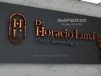 Render 3D de letrero 3D en acero cepillado y dorado espejo Clínica Dermatológica CDMX