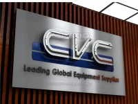 Render 3D hiperrealista de letrero corporativo en acero cepillado con logotipo CVC y fondo de paneles de madera, diseñado por Imperio Publicidad CDMX.