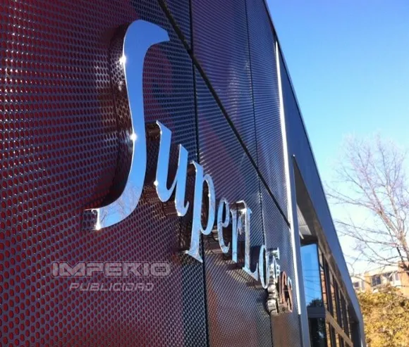 Letras 3D de acero inoxidable espejo instaladas en fachada de edificio