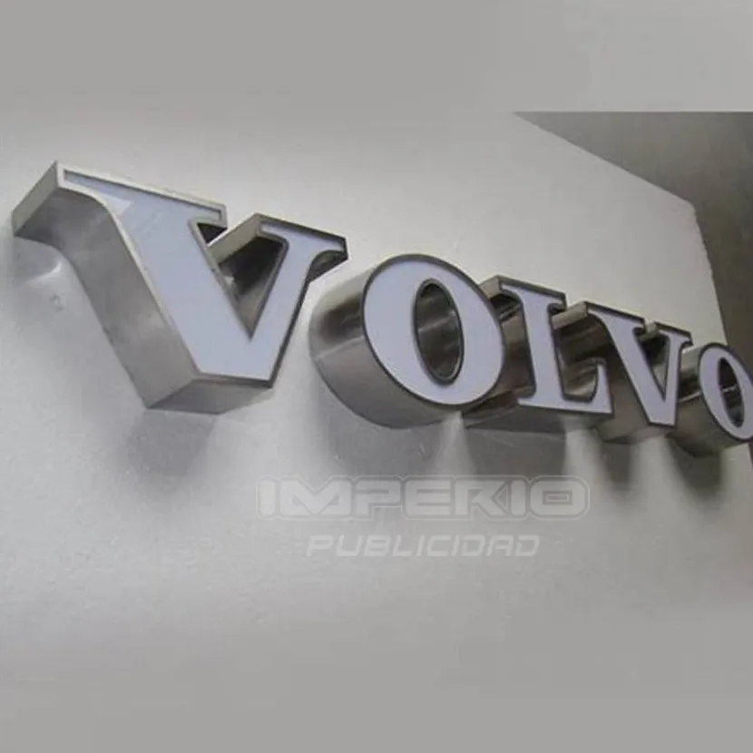 Letras 3D de acero inoxidable con frente acrílico blanco instaladas en pared interior