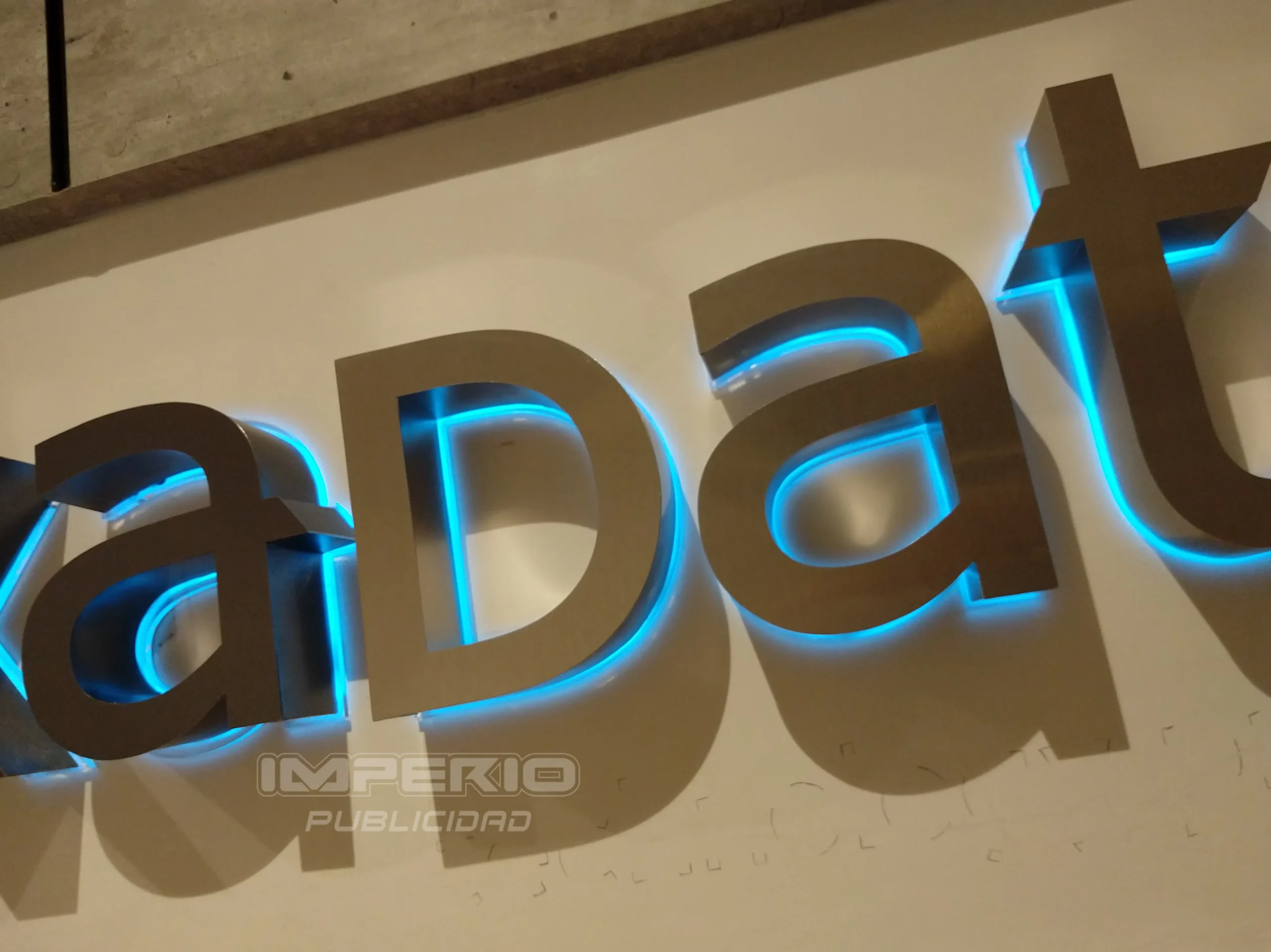Letras 3D de aluminio con iluminación LED para fachada de Imperio Publicidad en CDMX.