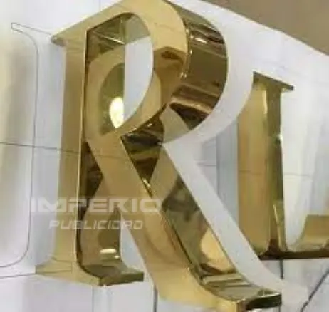 Letras 3D de aluminio dorado espejo para logotipo corporativo instalado en muro