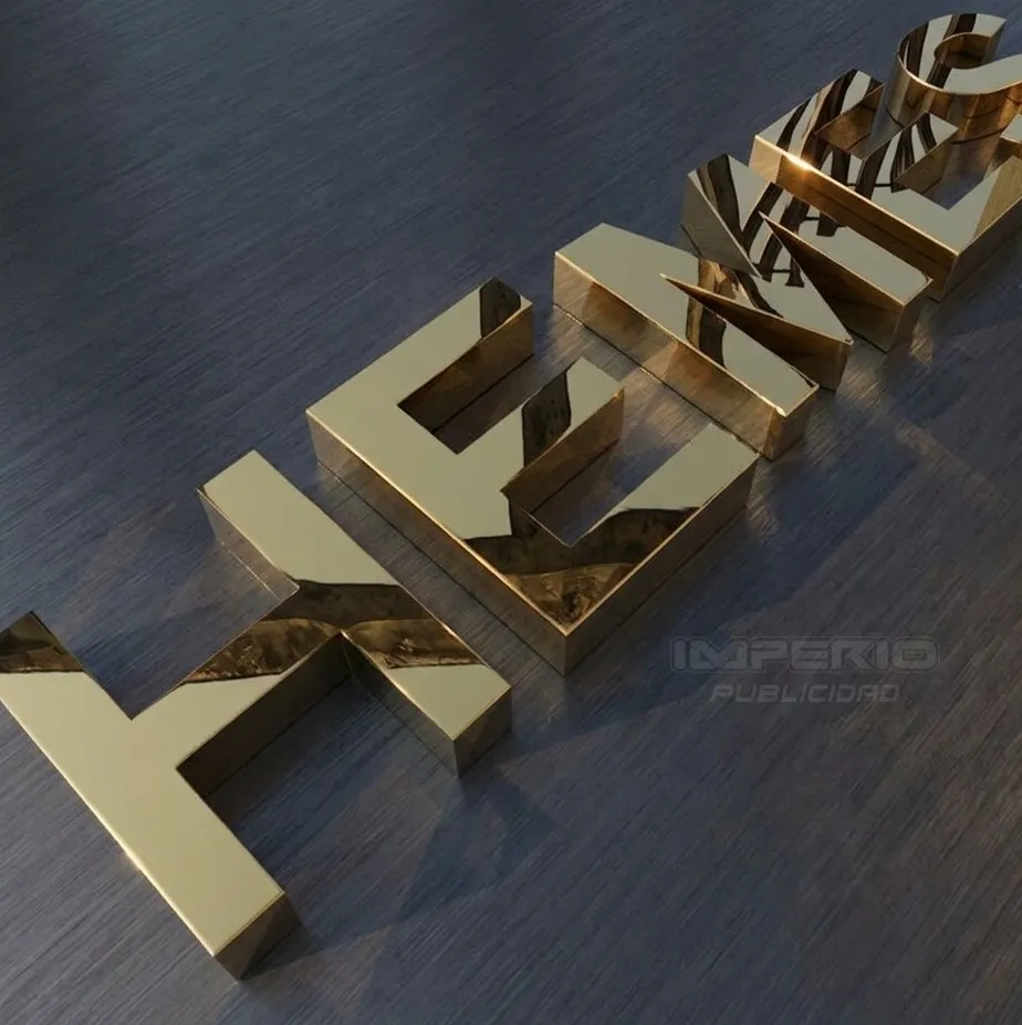 Letras 3D de aluminio dorado espejo con acabado premium para logotipo corporativo en CDMX