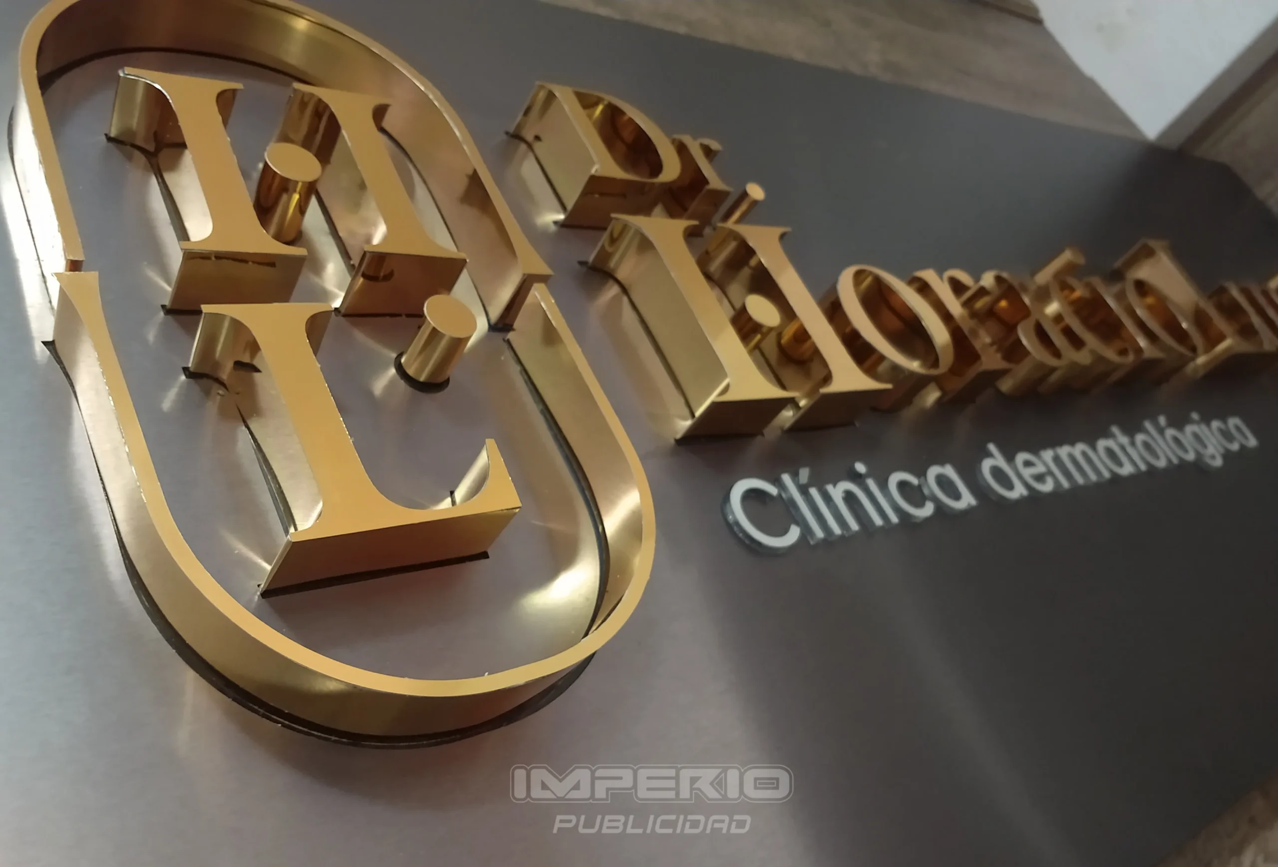 letras-3d-aluminio-dorado-espejo-logotipo-corporativo-cdmx.webp