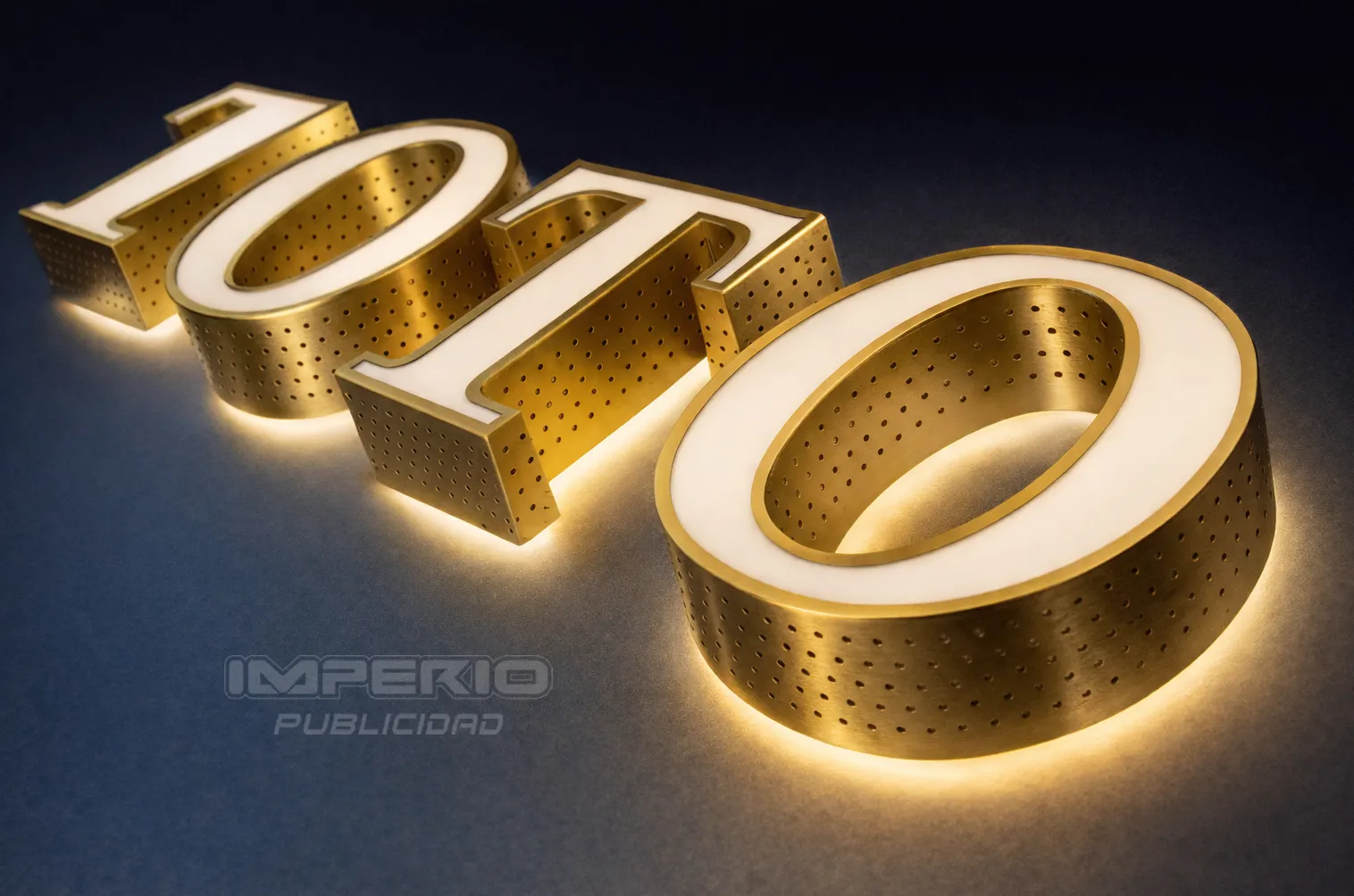 Letras 3D de aluminio dorado con iluminación halo LED para logotipos y señalización