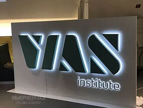 Letras 3D de aluminio con iluminación halo LED blanco en muro interior para corporativo en CDMX