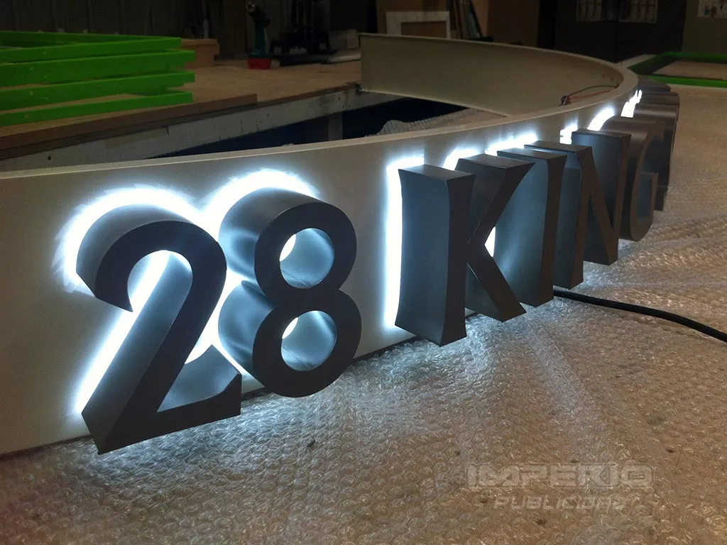 Letras 3D de aluminio con iluminación halo LED blanco montadas en estructura para negocio en CDMX