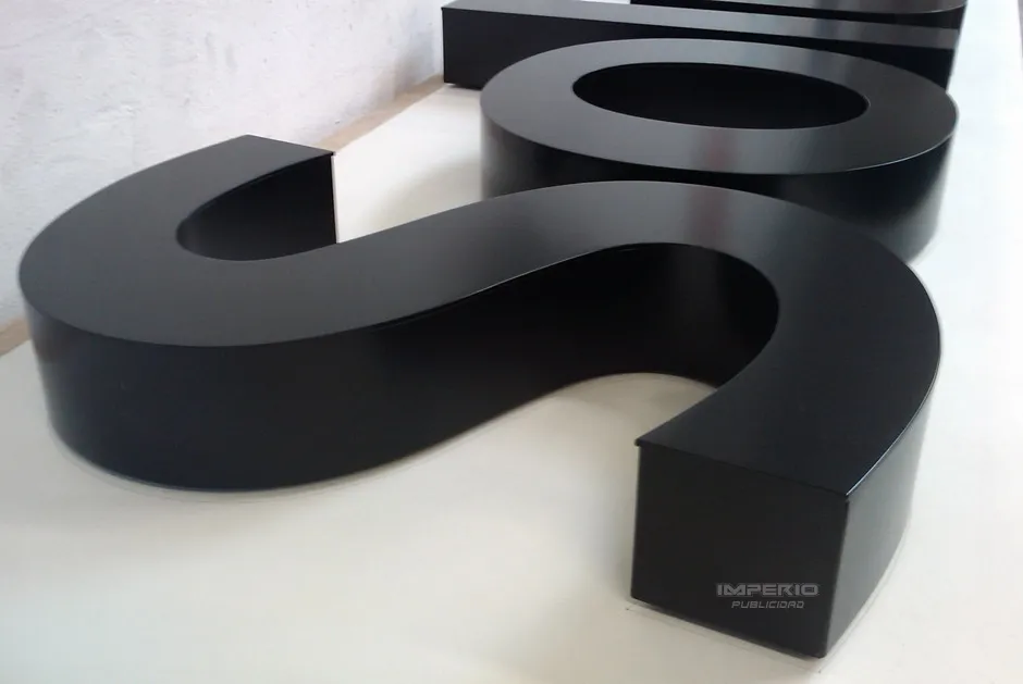 letras 3D de aluminio negro mate para logotipo en fachada de negocio sin iluminacion