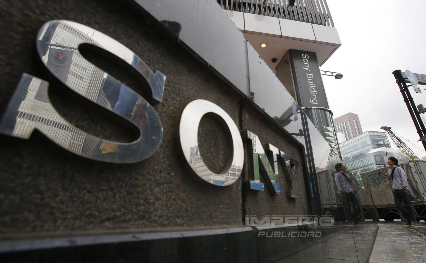 Letras 3D en acero inoxidable pulido espejo instaladas en fachada corporativa moderna en CDMX