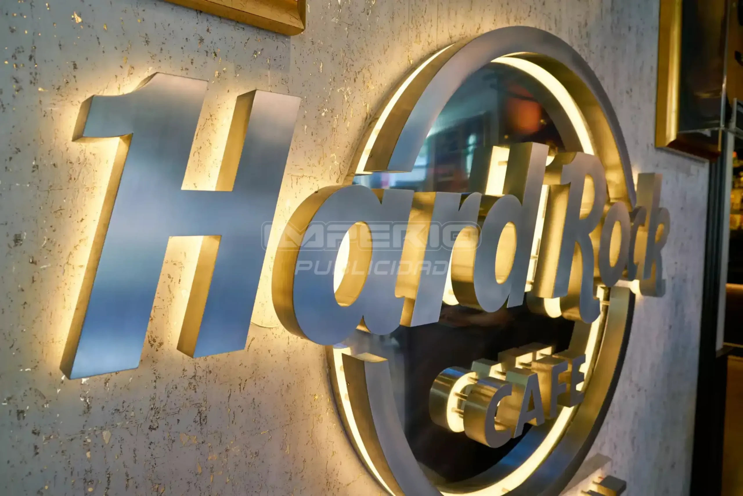 Letras 3D de aluminio con iluminación halo LED en pared, acabado metálico moderno para negocio en CDMX