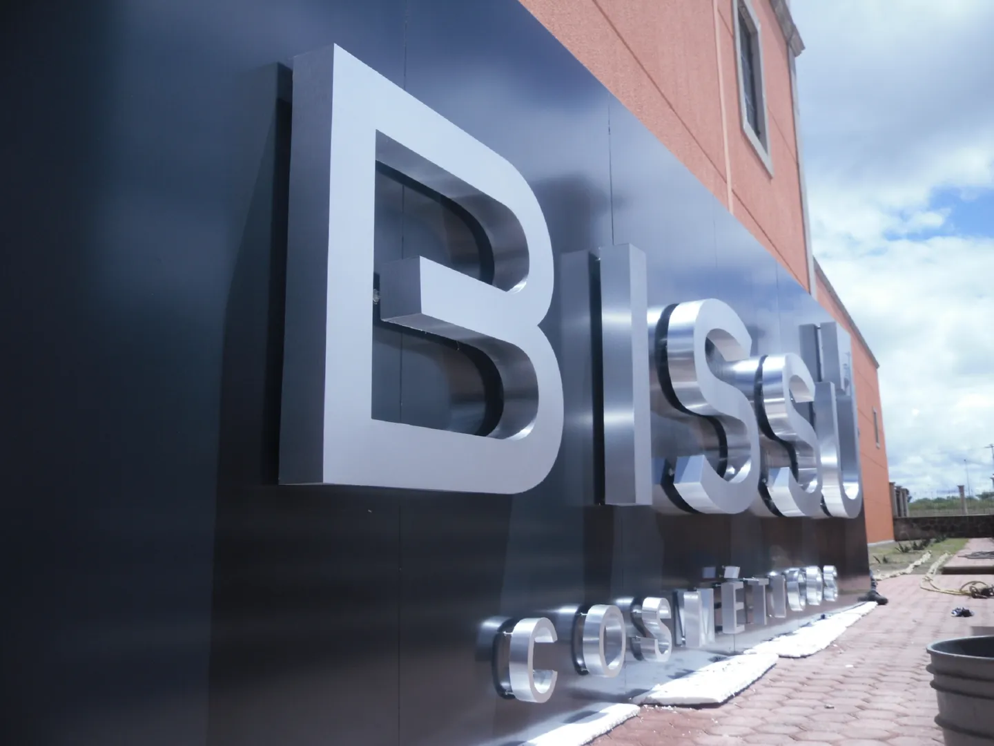 letras 3D de acero inoxidable instaladas en fachada corporativa con volumen profundo y acabado metálico para señalización empresarial