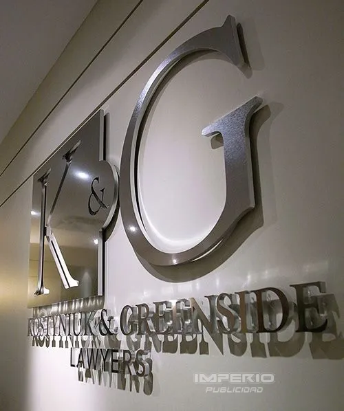 Letras de acero inoxidable cortadas en placa para logotipo instalado en muro interior