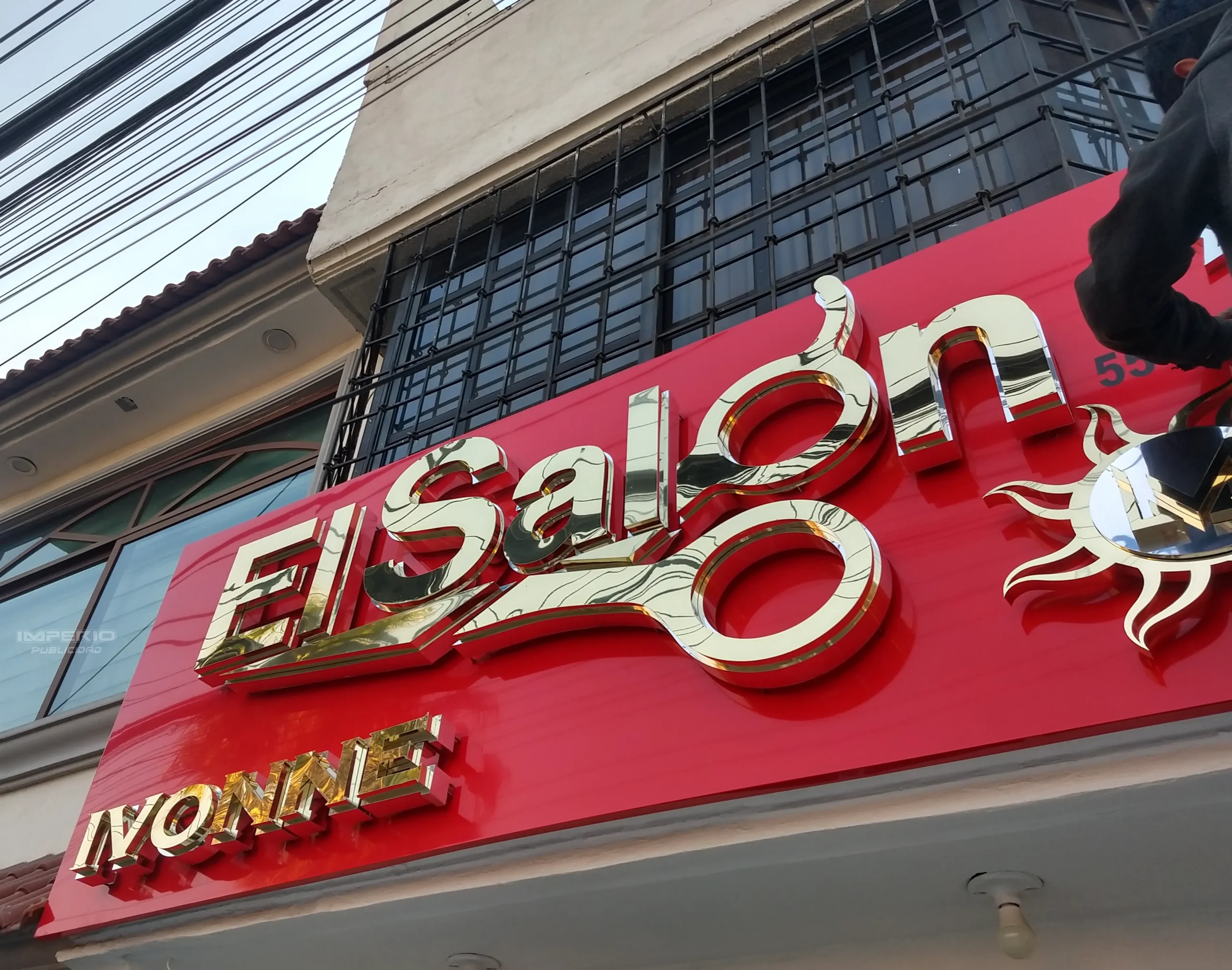 Letras 3D de aluminio con acabado espejo para fachada de salón de belleza IVONNE Imperio Publicidad en CDMX.