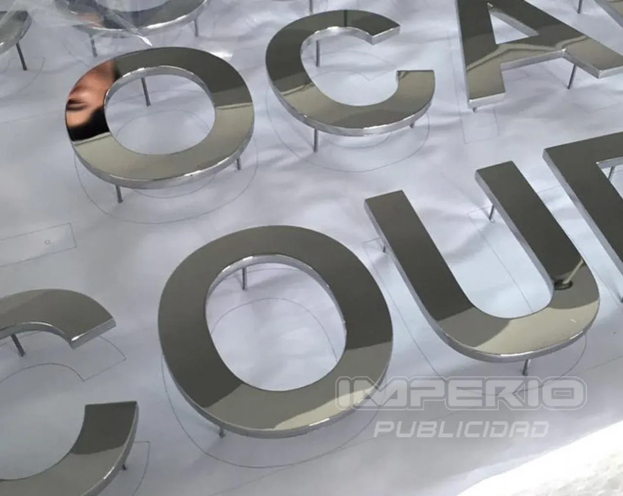 Letras 3D en acero inoxidable pulido espejo con pernos de instalación flotante