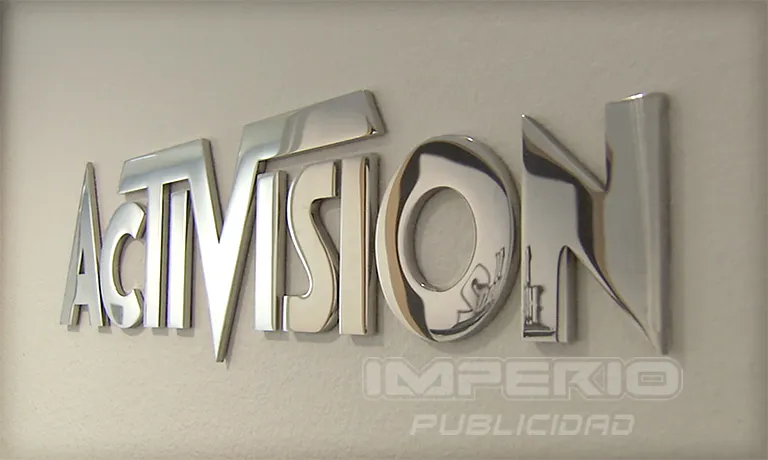 Letras 3D en acero inoxidable pulido espejo instaladas en muro interior corporativo