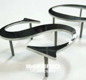 Letras de acero inoxidable en placa con pernos de instalación para fachada