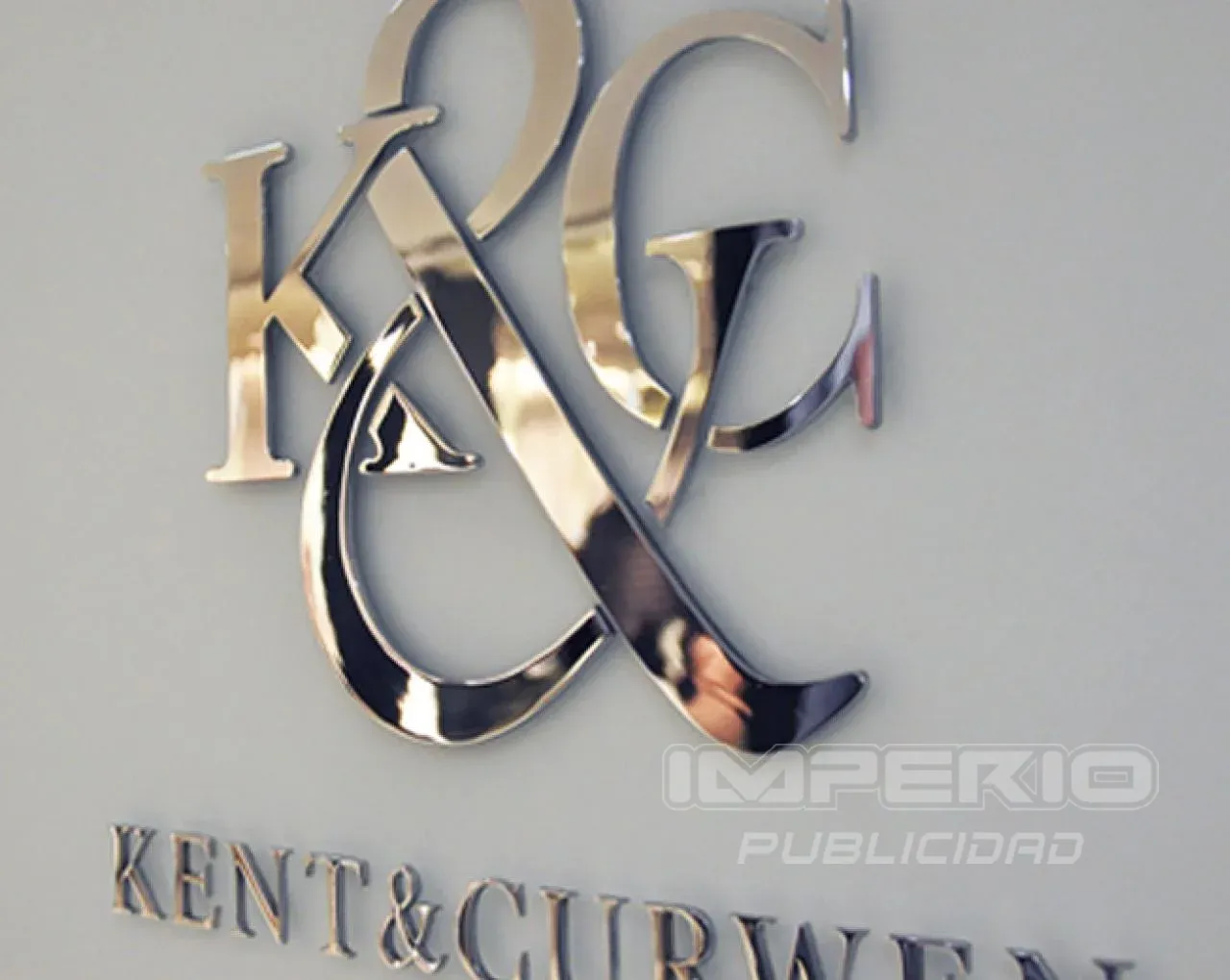 Logotipo corporativo en letras 3D de acero inoxidable pulido espejo montado sobre muro interior